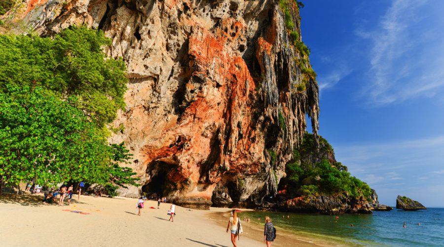 หาดถ้ำพระนาง